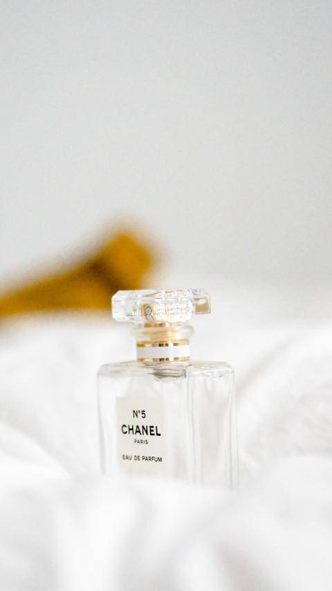 Elegantní flakon italského parfému Pure Essence.